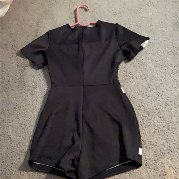 NWOT ROMPER 🤍🖤 - Picture 2 of 2